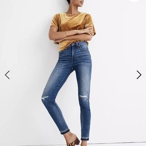 Petite 9" Mid-Rise Skinny Jeans in York Wash: Rip and Repair Edition (Sz 28P)